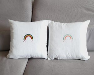 coussin blanc broderie arc en ciel en 3 couleurs